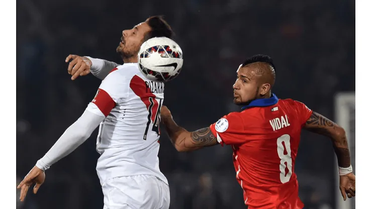 CONMEBOL ya vive el Perú vs. Chile con fotografía de Claudio Pizarro y Arturo Vidal