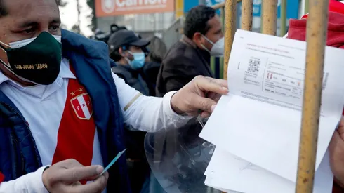 Un hincha presenta su documentación a las puertas del estadio. Foto: Getty
