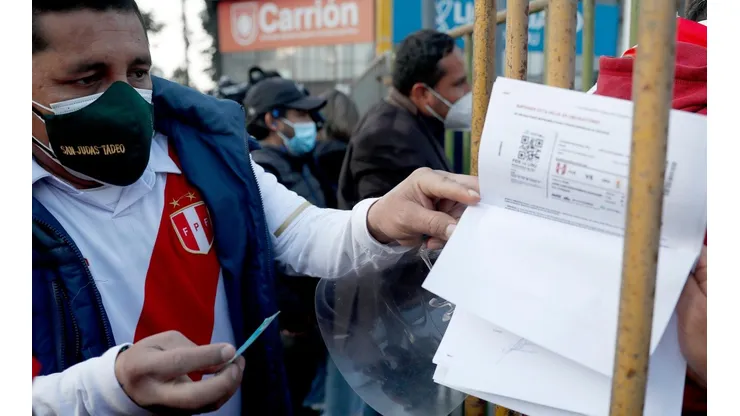 Un hincha presenta su documentación a las puertas del estadio. Foto: Getty