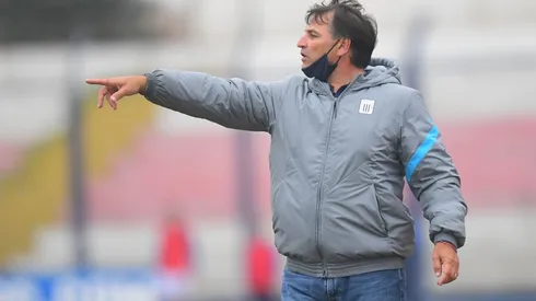 Carlos Bustos sobre jugar en cancha sintética: "Hay que adaptarse rápidamente"