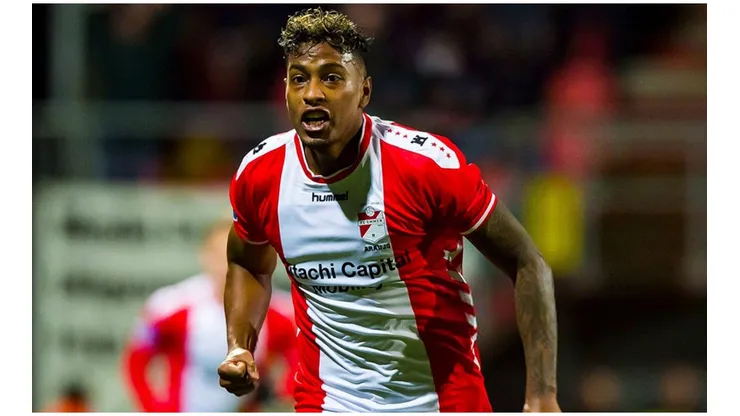 Con toda la confianza: Miguel Araujo anotó de cabeza para la victoria del FC Emmen y mandó saludos