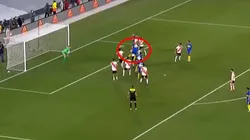 ¡Con suspenso! Con un gran cabezazo, Carlos Zambrano marcó en el Boca vs River en la última jugada