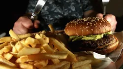 ¿Qué alimentos debes dejar de comer para bajar de peso?