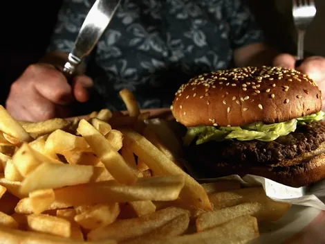 ¿Qué alimentos debes dejar de comer para bajar de peso?