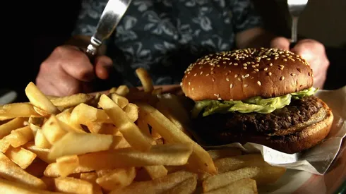 ¿Qué alimentos debes dejar de comer para bajar de peso?