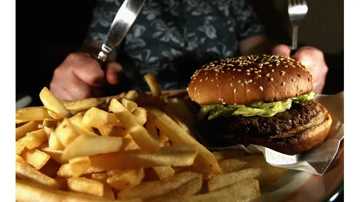 ¿Qué alimentos debes dejar de comer para bajar de peso?