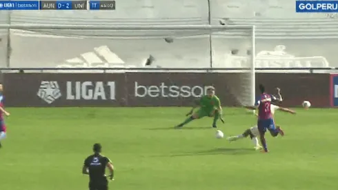 Tremendo 'champazo': Alex Valera anota el 2-0 tras un error en defensa de Alianza Universidad