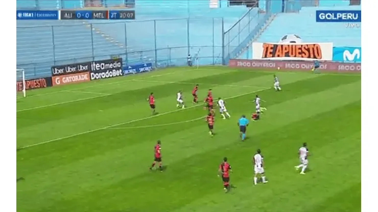 Alianza Lima se puso adelante con 10 jugadores en el campo.