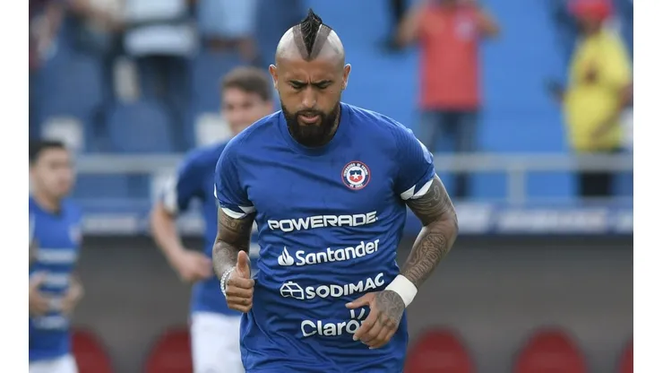 Arturo Vidal se ganó la tarjeta amarilla con esta falta y no estará para el Perú ante Chile en octubre