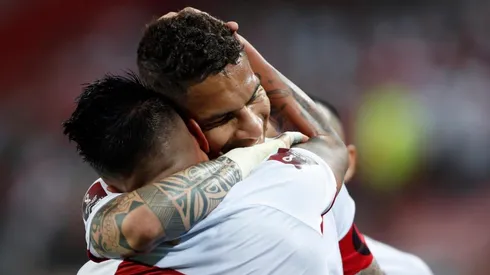 Christian Cueva, tras su gol, se abraza con Paolo Guerrero. Foto: Getty