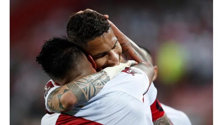 Christian Cueva, tras su gol, se abraza con Paolo Guerrero. Foto: Getty