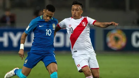 Neymar y Cueva ya se han enfrentado en otros partidos.