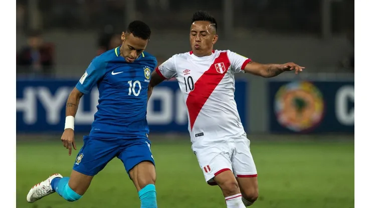 Neymar y Cueva ya se han enfrentado en otros partidos.