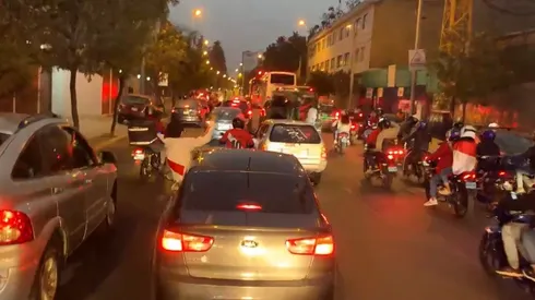 ¡La mejor hinchada del mundo! Gigantesca caravana de autos siguió al bus de Perú