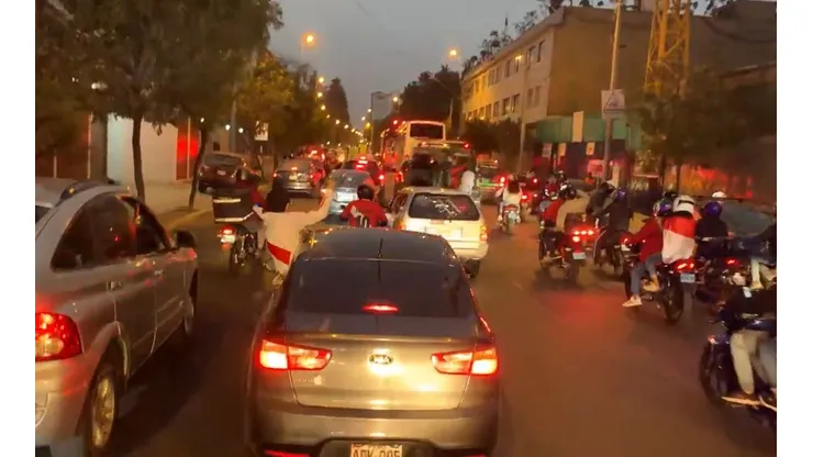 ¡La mejor hinchada del mundo! Gigantesca caravana de autos siguió al bus de Perú