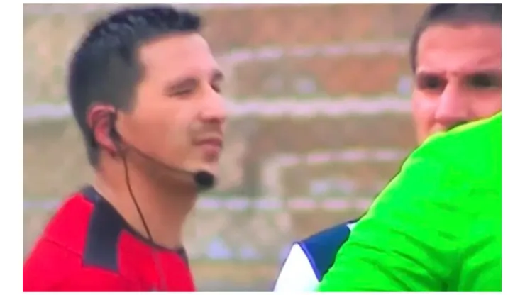 Desbarajuste en la Liga 1: árbitro Kevin Ortega guiñó el ojo a Diego Penny luego de amonestarlo