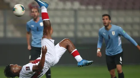 Renato Tapia hizo un gol de chalaca contra Uruguay.