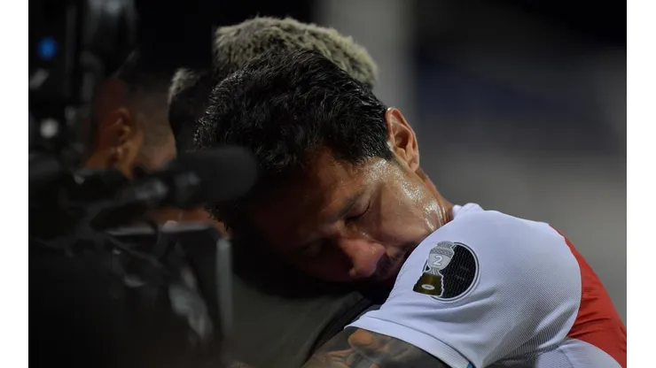 El abrazo de Gianluca Lapadula en la Copa América de Brasil 2021 (Foto: Getty)