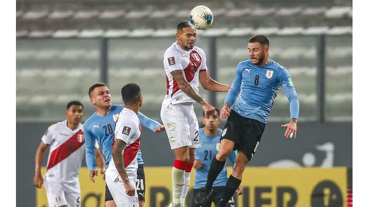 Alexander Callens fue una de las figuras de Perú contra Uruguay.