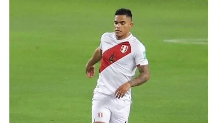 Anderson Santamaría fue titular por derecha en Perú.