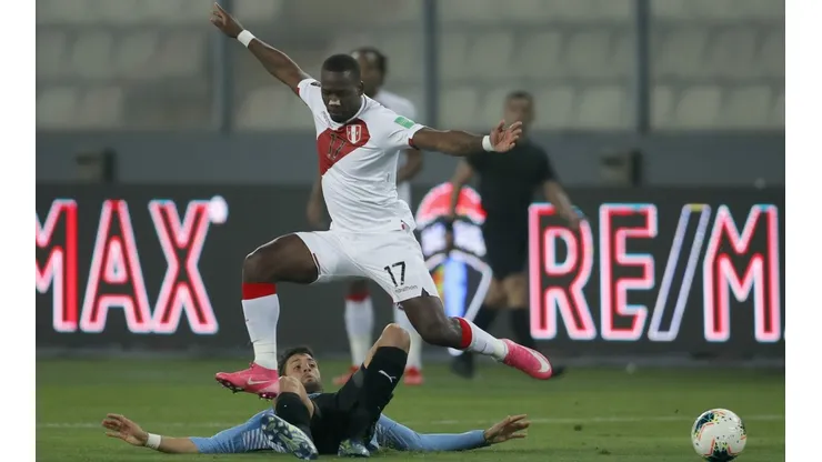 Advíncula desata la polémica por jugar 90' con Perú aunque dijo en Boca que estaba lesionado
