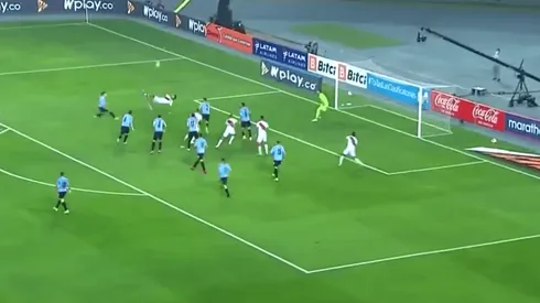 Renato Tapia se elevó por aires y definió a la perfección.