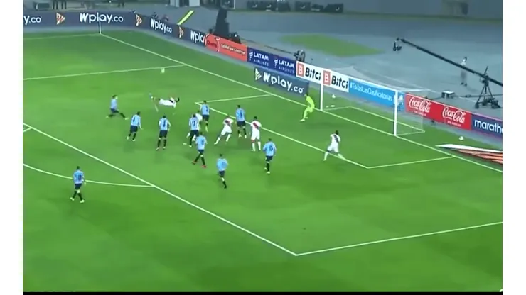 Renato Tapia se elevó por aires y definió a la perfección.
