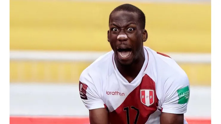 Luis Advíncula metió el último gol de Perú en eliminatorias.
