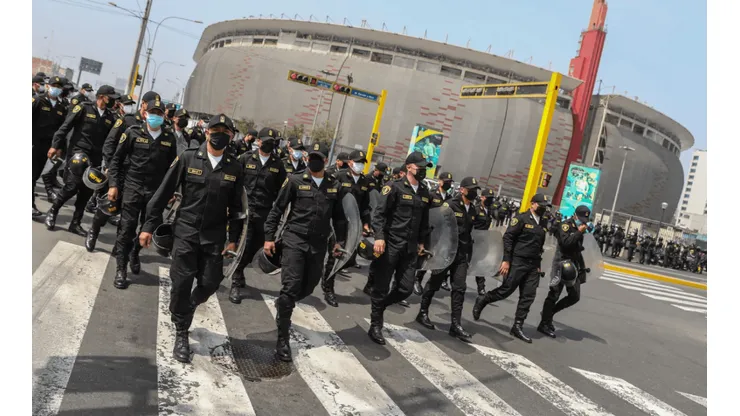 Cerca de 2 mil policías mantendrán el orden en el Estadio Nacional en el Perú vs. Uruguay