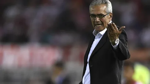 Gregorio Pérez estuvo menos de 6 meses en la U y lo sacaron con una excusa médica que el DT desmintió.