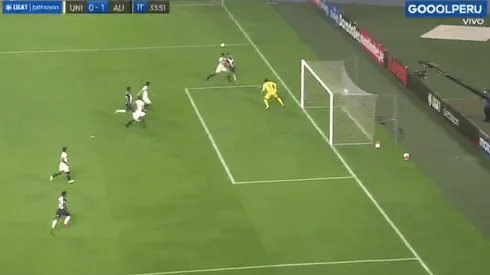 Espectacular jugada: Ricardo Lagos marca el 1-0 de cabeza 'colgando' a José Carvallo