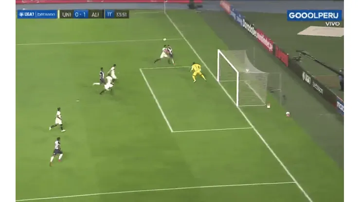 Espectacular jugada: Ricardo Lagos marca el 1-0 de cabeza 'colgando' a José Carvallo