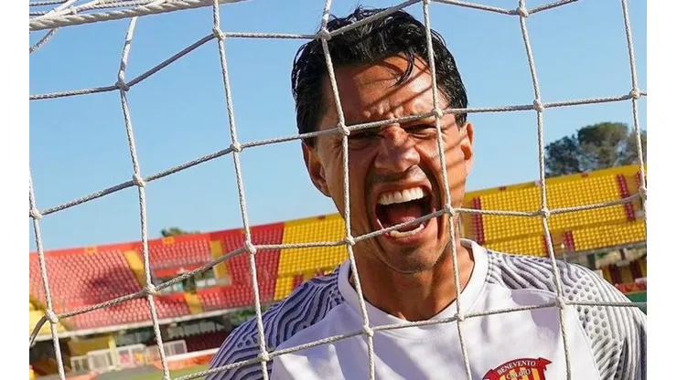 Gianluca Lapadula viene entrenando con el Benevento de Italia.