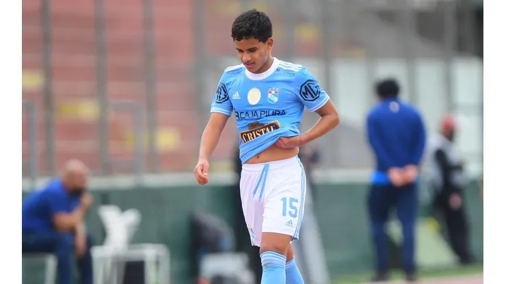 Una nueva expulsión con Sporting Cristal: Jhilmar Lora vio la roja por este terrible codazo
