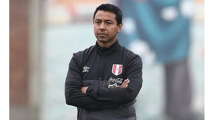 Nolberto Solano es uno de los asistentes más cercanos a Gareca.