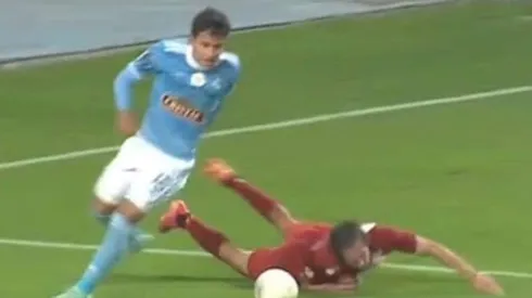 Lora dejó regado al mediocampista de Universitario.