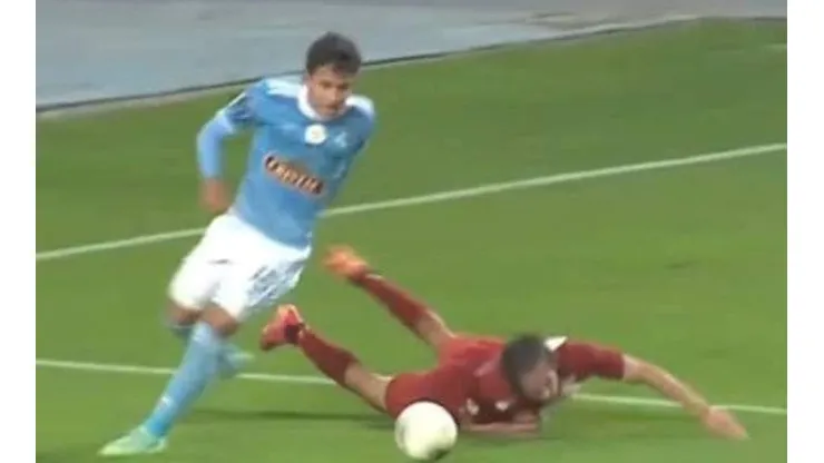 Lora dejó regado al mediocampista de Universitario.
