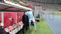 Gonzales saludó a Ángel Comizzo en la previa del partido.