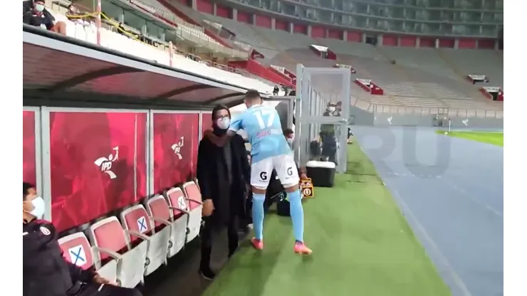 Gonzales saludó a Ángel Comizzo en la previa del partido.