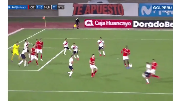 Piero Ratto le pegó de aire después de una confusa jugada en el área.