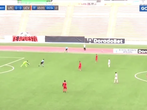 Se equivocó de deporte: arquero de Cesar Vallejo agarró la pelota en el medio de la nada
