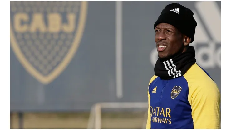 Luis Advíncula vio el juego entre Boca y Talleres y su foto se volvió viral