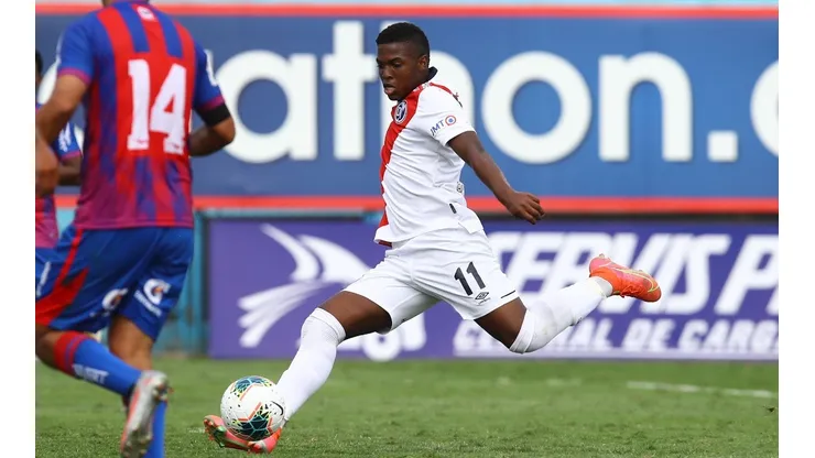 ¡Nuevos horizontes! Jhonnier Montaño hijo dejó Deportivo Municipal y se fue al fútbol español