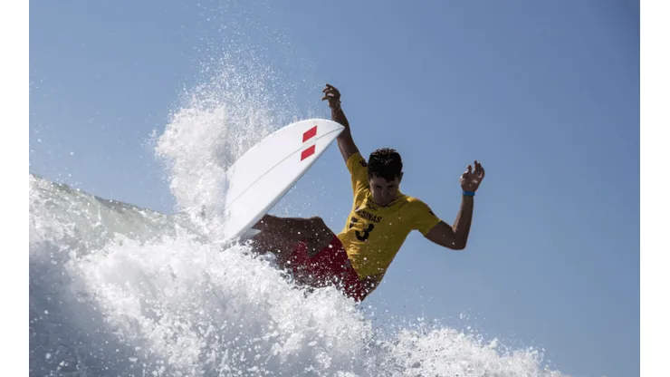 Surfista peruano Lucca Mesinas clasificó a los cuartos de final en 'Tokio 2020'
