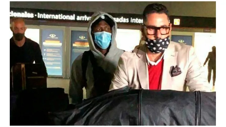 ¡Buenos Aires! Advíncula llegó en la madrugada a Argentina para fichar por Boca Juniors