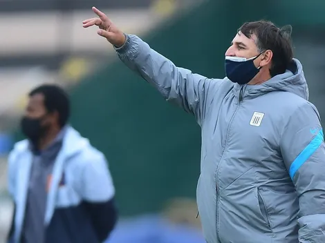 Carlos Bustos, enojado: "No todos los equipos juegan en cancha sintética. Hay que tener cuidado con eso"