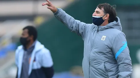 Carlos Bustos, enojado: "No todos los equipos juegan en cancha sintética. Hay que tener cuidado con eso"