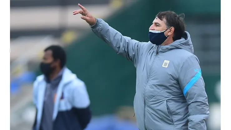 Carlos Bustos, enojado: "No todos los equipos juegan en cancha sintética. Hay que tener cuidado con eso"