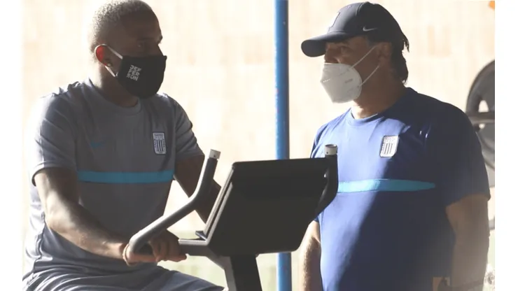 Carlos Bustos sobre la vuelta de Jefferson Farfán: "Estamos contentos con su evolución y cómo se siente"