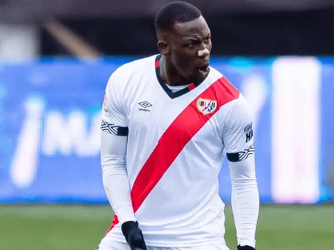 Continúa la novela: Luis Advíncula permanece en España y devolvió el contrato de Boca Juniors